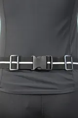 Riñonera deportiva negra con cierre superior y banda elástica ajustable con detalle reflectivo.