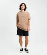 Bermuda masculina confeccionada en sarga texturizada, de corte regular. Cuenta con cintura elástica con ajuste por cordón, bolsillos laterales y un bolsillo trasero aplicado.