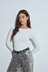 Body de manga larga en color blanco, confeccionado en tejido acanalado con ajuste al cuerpo y escote redondo.
