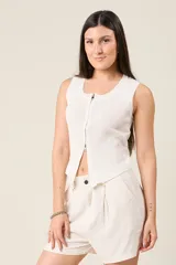 Musculosa color celeste de punto acanalado con cierre de cremallera doble en la parte delantera que se extiende hasta el cuello.