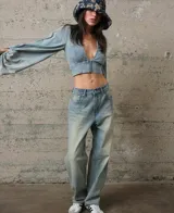 Jean wide leg de tiro medio, con corte relajado y acabado en tono azul claro lavado.
