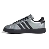 Championes Adidas Grand Court 2.0 de mujer, color plateado con las clásicas tres tiras laterales y suela en color negro. Presentan cordones negros y el logo de la marca en la lengüeta.