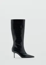 Botas altas de caña media con acabado texturizado tipo cocodrilo, punta fina y tacón de aguja. Diseño elegante con cierre lateral.