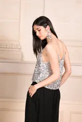 Top de fiesta con lentejuelas multicolores y breteles finos.