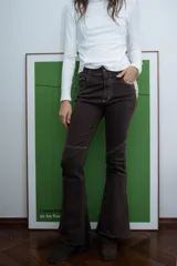 Jean de corte acampanado en color negro, con diseño de tiro medio y bajo deshilachado.