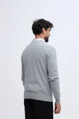 Sweater de punto Brooksfield color blanco marfil, con cuello redondo, manga larga y pequeño logo bordado en el pecho.