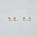 Caravanas tipo broquel de plata 925 con perlas de río naturales de forma esférica.
