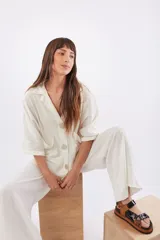 Sandalias tipo cangrejeras de cuero color marrón con suela de goma.