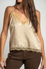 Top negro con estampado animal print sutil, escote en V con apliques de encaje transparente y tirantes finos ajustables.