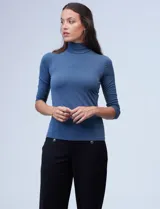 Polera negra de cuello alto y mangas 3/4, confeccionada en tejido elastizado.