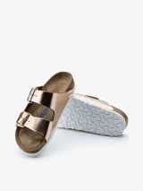 Sandalias Birkenstock modelo Arizona, color cobre metalizado, con doble tira ajustable con hebillas metálicas y plantilla anatómica de corcho y látex.