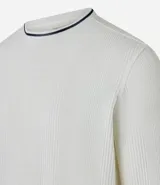 Sweater de manga larga color azul marino con textura acanalada vertical. Presenta un cuello redondo con un ribete blanco contrastante y un borde inferior con un detalle blanco asomando.