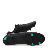Championes de fútbol Umbro modelo Vision HG, color negro con detalles en turquesa. Presentan un diseño con costuras en la puntera para mayor control y tapones diseñados para superficies de césped natural o sintético.