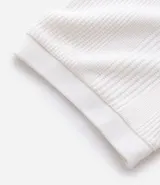 Remera color arena de corte regular, cuello redondo y manga corta. Tejido con textura vertical.