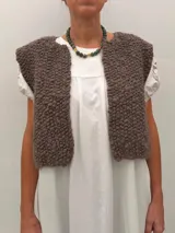 Collar Ound modelo Guayabo, elaborado con cuentas esféricas de piedra en tonos verdosos y marrones, intercaladas con separadores cilíndricos dorados. Cierre de mosquetón dorado.