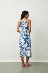 Vestido midi de corte holgado con estampado floral en tonos azul y blanco, presenta escote halter con breteles finos y diseño sin mangas.