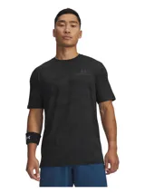 Remera deportiva Under Armour de manga corta, color negro con diseño de camuflaje sutil, cuello redondo y el logotipo de la marca estampado en el pecho.