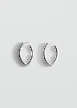 Aros hoop de diseño irregular y acabado plateado, con cierre metálico a presión.