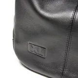 Bolso hobo negro de cuero sintético con correa ancha con el logo de la marca en blanco.