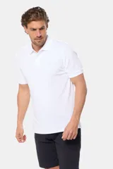 Remera polo de piqué color blanco, con cuello y puños en rib, cierre frontal con botones y logo bordado pequeño en el pecho.