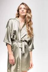 Bata corta color champagne de satén con mangas 3/4 y lazo para atar a la cintura.