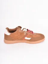 Championes de estilo urbano en color bordó, confeccionados en gamuza con detalles en cuero blanco. Presentan cordones gruesos con estampado de lunares y suela de goma color caramelo.