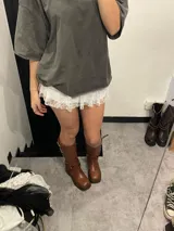 Botas de caña alta color marrón con hebillas plateadas y suela track.