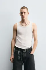 Musculosa negra ajustada de algodón con elasticidad, cuello redondo y sisa ancha.