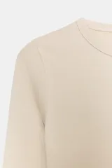 Camiseta de manga larga en color marrón oscuro, confeccionada en tejido de algodón. Presenta un diseño de corte ajustado (slim fit) con cuello redondo.