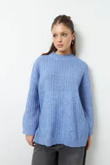 Polera marrón de tejido de punto con cuello alto y corte oversized.