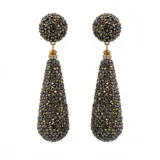 Caravanas colgantes con diseño de gota y cabezal esférico, completamente cubiertos de cristales Swarovski en tonos peltre y dorado, sobre base de metal enchapado en oro.