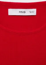 Top de punto fino color rojo, con cuello redondo y diseño entallado sin mangas.