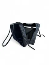 Bolso de mano tipo maletín, confeccionado en cuero natural y gamuza negra con bordado decorativo en tono azul. Cuenta con doble asa superior, cierre principal con doble cursor y base con topes metálicos.