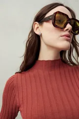 Top negro de manga corta tejido con textura acanalada, cuello alto y terminaciones onduladas.