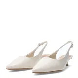 Zapato tipo slingback de cuero color blanco, con punta fina, taco bajo curvo y tira ajustable con hebilla en el talón.