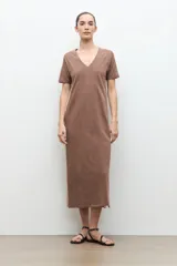 Vestido midi marrón con escote en V, mangas cortas y paneles laterales en contraste de color beige.