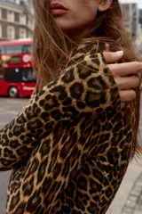 Jersey de punto con estampado animal print de leopardo, cuello redondo y manga larga.