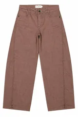 Pantalón barrel de lino color marrón, de tiro bajo con bolsillos delanteros y traseros.