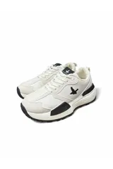 Championes deportivos Santa Barbara modelo Nazare, color blanco con detalles en negro. Cuentan con diseño robusto, suela chunky y cordones al tono.