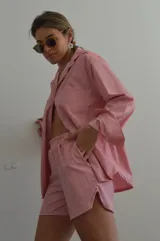 Short rojo y blanco a rayas verticales con cintura elástica.