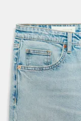 Jeans de tiro alto con diseño de cinco bolsillos y corte cropped flare. Presenta un acabado deshilachado en el bajo y cierre frontal con cremallera y botón metálico.