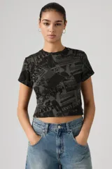 Remera crop de corte ajustado con estampado gráfico integral de estilo vintage con logotipos y tipografía de la marca Levi's en tonos negros y grises.