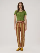 Pantalón de corte recto con diseño de rayas verticales multicolor en tonos celeste, azul, violeta y naranja.