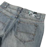 Pantalón jean de calce suelto, tiro medio y pierna oxford. Denim de 12 oz lavado con doble proceso y teñido amarillento.