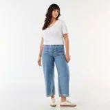 Pantalón jean de tiro alto y pierna ancha, de color azul medio con lavado suave. Presenta bolsillos de parche delanteros, costuras decorativas y un delicado bordado floral blanco en el ruedo.