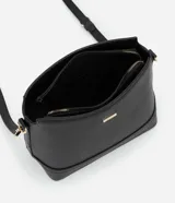 Cartera tipo hobo de tamaño pequeño, confeccionada en material sintético color marrón oscuro con acabado liso. Presenta una correa ajustable, cierre principal con cremallera y detalles metálicos dorados, incluyendo una placa con el logo de la marca en el frente.