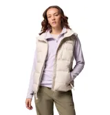 Chaleco acolchado Columbia modelo Pike Lake III Vest Omni-Heat, de color beige con cuello alto, cierre frontal con cremallera y bolsillos laterales.