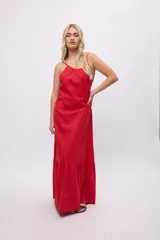 Vestido largo rojo con breteles finos, escote fruncido y volados en el ruedo.