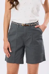 Bermuda de algodón y spandex con bolsillos delanteros y cinto trenzado incluido.
