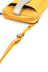 Bandolera marrón de diseño rectangular vertical con bolsillo frontal y solapa con cierre de botón a presión. Cuenta con correa larga ajustable para llevar al hombro o cruzada.